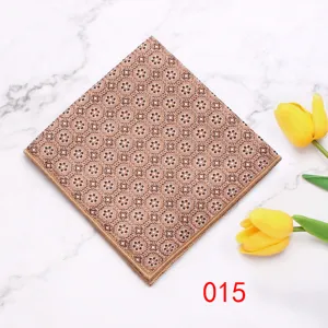Bruine geometrische pochet voor heren kostuum, elegant bloemenpatroon formele mode accessoire.