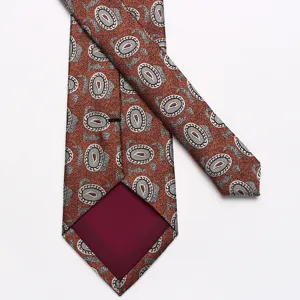 Vista dettagliata della trama del tessuto della cravativa paisley vintage dal design elegante.