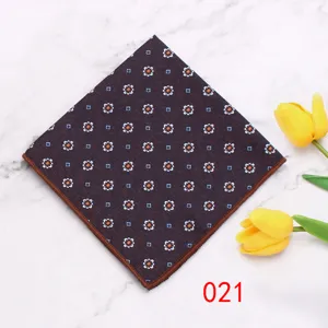 Gedetailleerd overzicht van een stijlvol bruin herenpochet met geometrische bloemenprint.