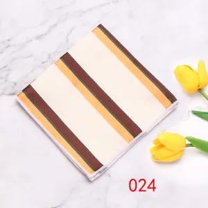 Detailopname van geometrisch gestreepte pochet in wit geel bruin, elegant pak accessoire.