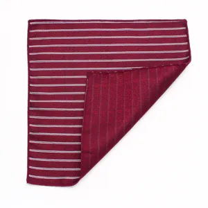 Klassiek bordeauxrood gestreept polyester pochet voor heren, elegant formeel kostuumaccessoire.