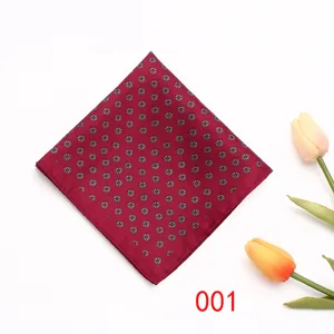 Vue détaillée de la pochette de costume bordeaux avec un petit motif floral élégant.