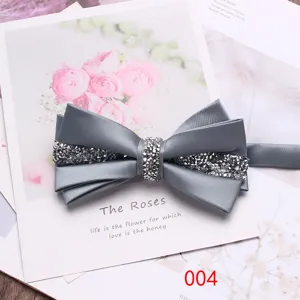 Farfallino grigio in raso con strass, elegante accessorio per abito da sposa e matrimonio.
