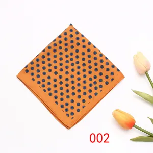 Gros plan d'une pochette de costume orange classique avec de petits motifs floraux bleus, parfait.