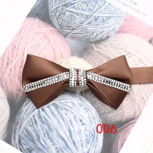 Farfallina marrone con strass da uomo, elegante accessorio per matrimonio da sposo dettagli prodotto.