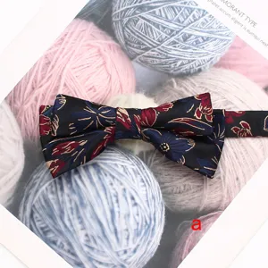 Noeud papillon double noir avec broderie florale pour style de robe de mariee homme detail.