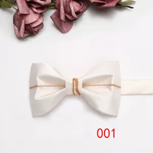 Papillon da uomo in raso con decorazione a catena d'oro, elegante cravatta a farfalla da festa.