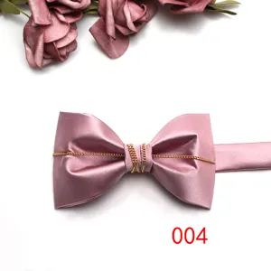Farfallino rosa in raso da uomo con catena dorata per elegante festa di matrimonio chic.