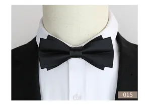 Zwarte heren vlinderdas gedetailleerde close-up, klassieke dubbellaagse satijnen formele accessoire.