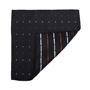 Taschino da uomo classico fazzoletto da abito, accessorio formale con pois neri e righe eleganti.