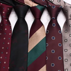 Dettaglio ravvicinato di cravatte da uomo eleganti da 8 cm a righe e jacquard.