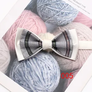 Nœud papillon double couche élégant pour homme, blanc avec rayures pour mariage.