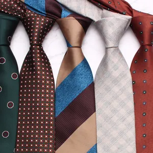 Dettaglio di cravatte jacquard da uomo d'affari classiche con vari motivi eleganti e raffinati.