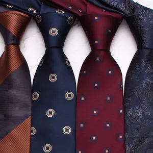 Primo piano di cravatte da lavoro da uomo con squisiti motivi jacquard e righe eleganti.