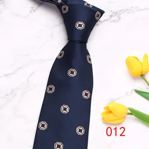 Cravatta jacquard blu scuro con motivo geometrico ottagonale, elegante accessorio business.