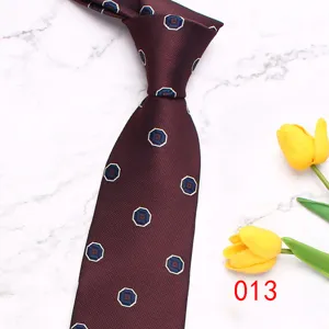Cravatta da uomo in jacquard geometrico bordeaux, perfetta per occasioni di lavoro e formali.