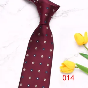 Cravatta da uomo bordeaux in jacquard business con motivo geometrico, elegante cravatta retrò.