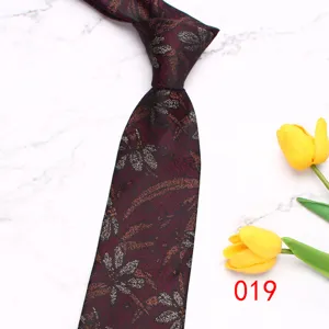 Dettaglio in primo piano di una cravativa jacquard da uomo d'affari classica con motivo.