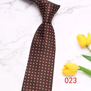 Vista dettagliata della cravativa jacquard vintage da uomo con elegante motivo geometrico.