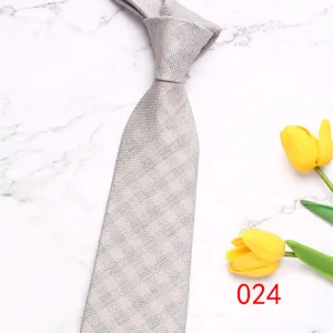 Vista di dettaglio della cravatta da uomo business jacquard con motivo elegante e trama.