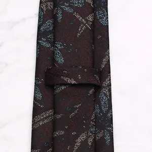 Primo piano cravatta uomo jacquard, dettaglio retro cravatta vintage da lavoro 8cm per ufficio.