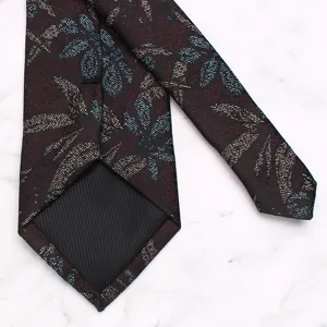 Vista ravvicinata della cravata jacquard vintage da uomo, che mostra una bella trama di foglie.