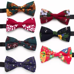 Primo piano di eleganti papillon floreali in cotone con vari design colorati per uomo.