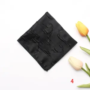 Vista detallada del pañuelo de bolsillo negro para hombre con elegante diseño jacquard.