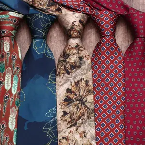 Vue détaillée de cravates imprimées pour hommes avec des motifs floraux élégants pour les mariages.
