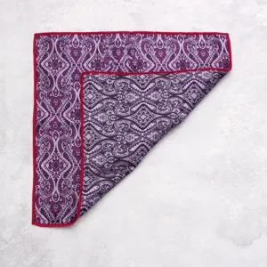 Dettaglio fazzietto da taschino uomo motivo cachemire viola, elegante accessorio formale.
