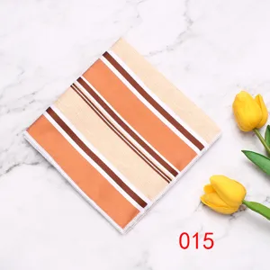 Primo piano di un'elegante pochette a righe con linee arancioni, marroni e bianche.