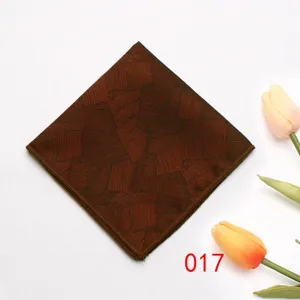 Gedetailleerd overzicht van het donkerbruine bladpatroon pochet voor formele heren kostuum.