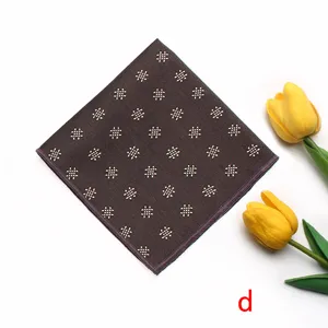 Pañuelo de bolsillo marrón para hombre con delicado patrón de cuadros elegantes