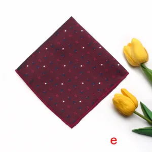 Pañuelo de bolsillo burdeos para hombre con patron geometrico para traje formal.