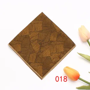 Gedetailleerd view van bruin bladeren patroon pochette voor heren pak zakdoek formele kleding.
