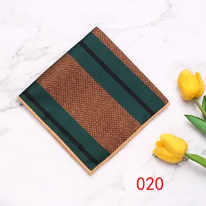 Vista dettagliata della elegante pochette da uomo a righe per abiti formali moderni.