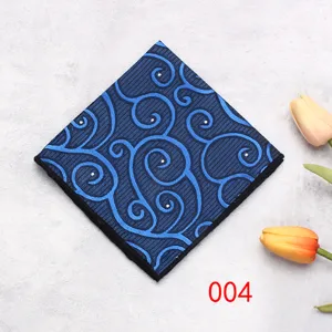 Primo piano sui dettagli della pochette da taschino blu con motivo, trama elegante.