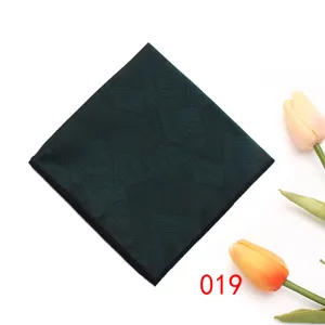 Detailopname van donkergroene pochette met bladmotief voor herenpak formele kleding