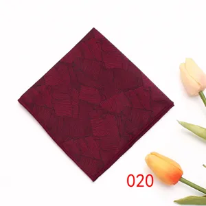 Heren bordeaux bladpatroon pochet pak zakdoek formele bruiloft accessoire detail weergave