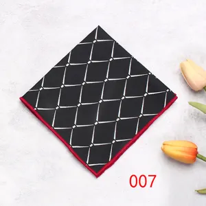 Taschino da uomo nero con motivo a rombi bianchi e bordo rosso dettaglio accessorio elegante