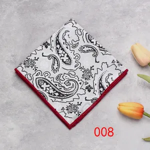 Vista dettagliata della pochette da uomo in paisley nero e bianco con bordo rosso.