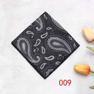 Dettaglio fazzoletto da taschino nero paisley, elegante accessorio per abito formale.