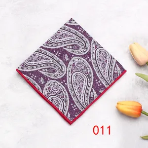Taschino da uomo viola con fantasia paisley e bordo rosso, fazzoletto elegante per abiti formali.