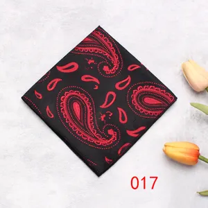Pochette da taschino classica nera e rossa con motivo paisley per uomo, elegante.