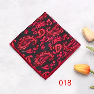 Dettaglio fazzoletto da taschino paisley nero rosso, fazzoletto formale e accessorio.