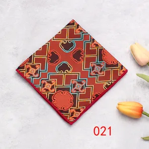 Vista dettagliata della pochette da uomo con motivo geometrico e tessuto elegante.