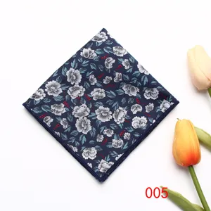 Pochette de costume vintage pour homme, mouchoir bleu marine élégant à motifs floraux.
