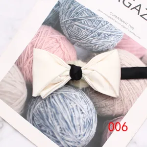 Heren witte dubbellaagse vlinderdas met zwarte knoop, elegante satijnen pak accessoire.