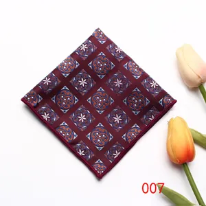 Vue détaillée de la pochette de costume pour homme élégante à motif géométrique rétro.