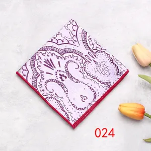 Vista dettagliata della pochette da uomo viola con fantasia cachemire e bordo rosso elegante.